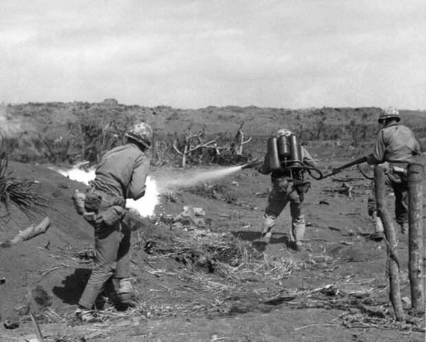 Американская морская пехота зачищает японские укрепления в ходе битвы за Иводзиму. Февраль-март 1945 г. Великая отечественая война, архивные фотографии, вторая мировая война