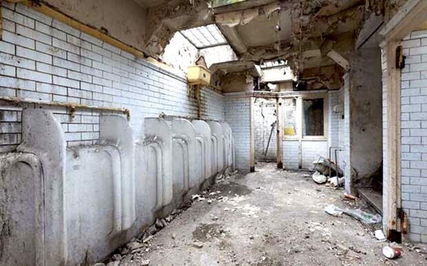 PublicRestroom02 Поразительное превращение общественного туалета в симпатичное жилье