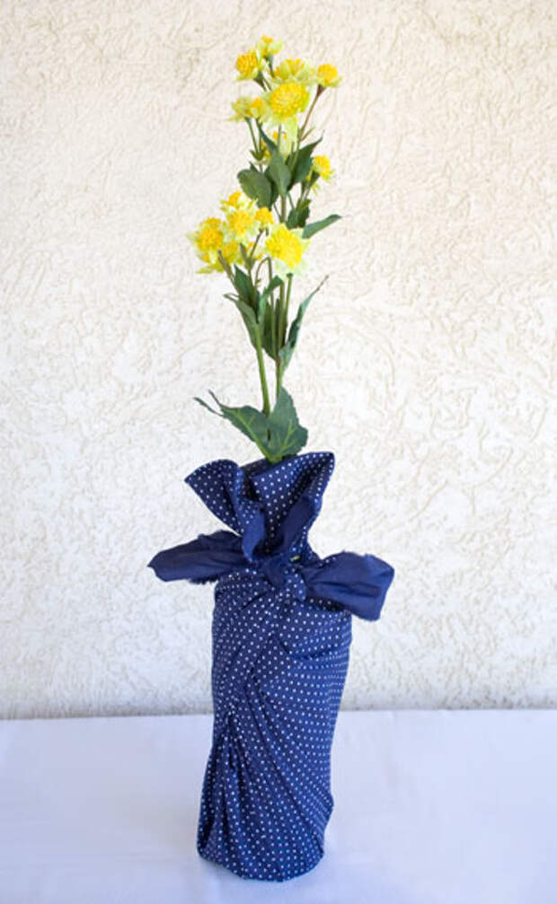 Garrafa transformada em vaso com embalagem em técnica do furoshiki