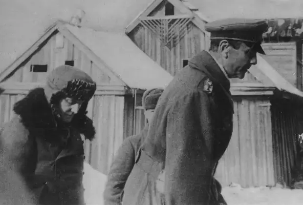 Фельмаршала Паулюса и его адъютанта конвоируют в штаб 64-й армии. Фельмаршала Паулюса и его адъютанта конвоируют в штаб 64-й армии.