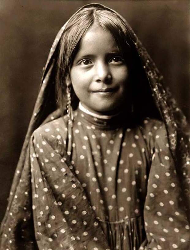 Североамериканская индианка (индеанка) из народности тева. Фото