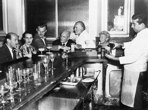 Эрнест и Мэри Хемингуэй в баре. Гавана, 1955 год.jpg