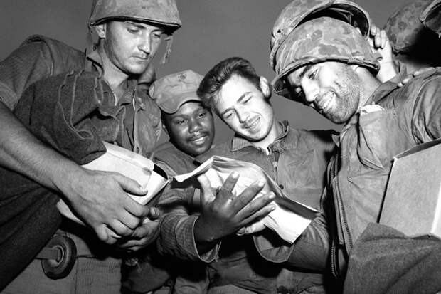 Американские морские пехотинцы читают о том, что соглашение о перемирии вот-вот будет подписано, 26 июля 1953 года. Фото: George Sweers / AP