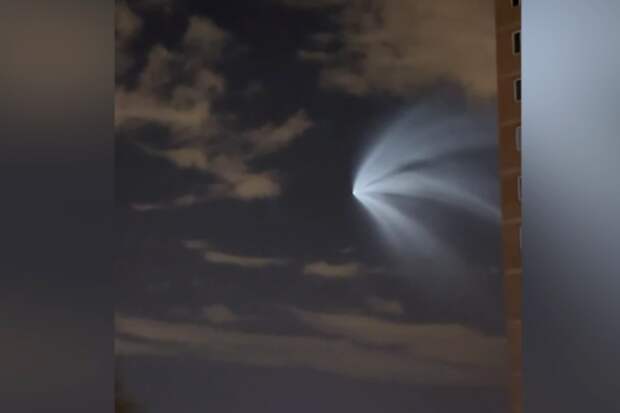 Над Санкт-Петербургом появилась «космическая медуза» из-за запуска ракеты