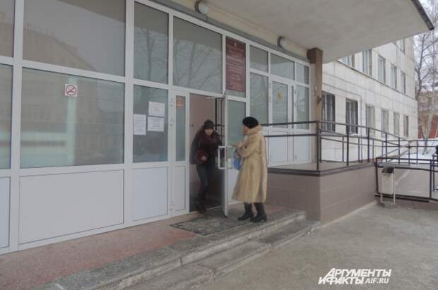 Поликлинику пожилая пациентка покинула, так и не выпросив талон.