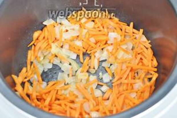 Кладём морковь, натёртую на тёрке, и жарим ещё 3 минуты.