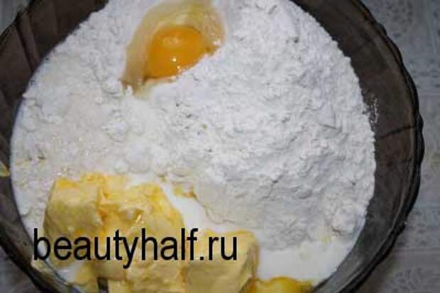 Наполеон с изюмом и заварным кремом.