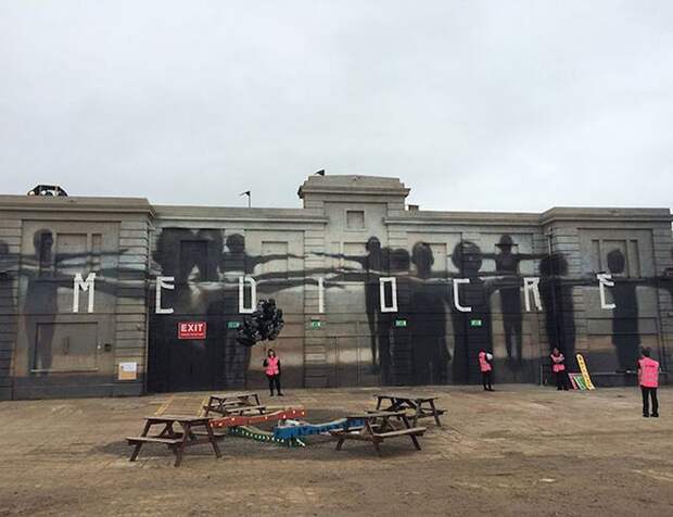 В Великобритании открылся мрачный «Диснейленд» - Dismaland (21 фото)