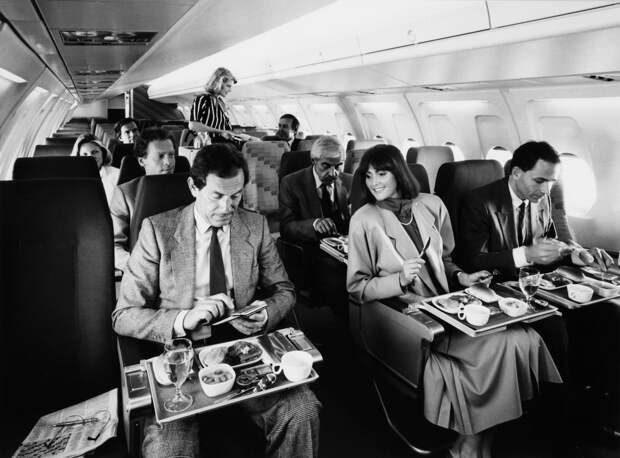 Пластиковая посуда появилась на борту самолетов только в 1980-х.