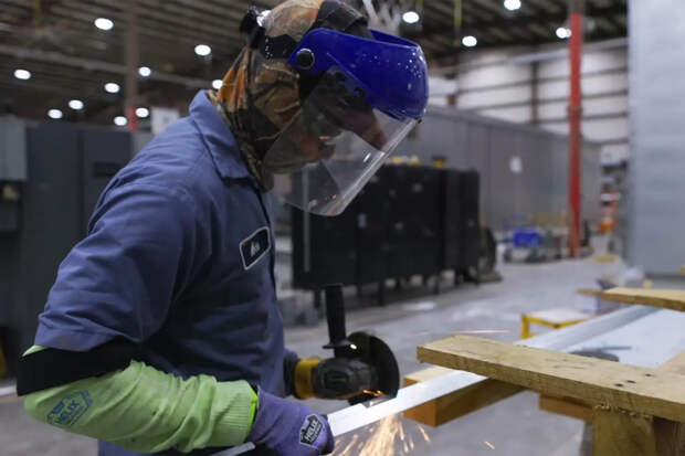 Владелец компании продал ее и подарил каждому из сотрудников по 35 миллионов рублей