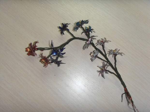 Объемные цветы из проволоки и лака