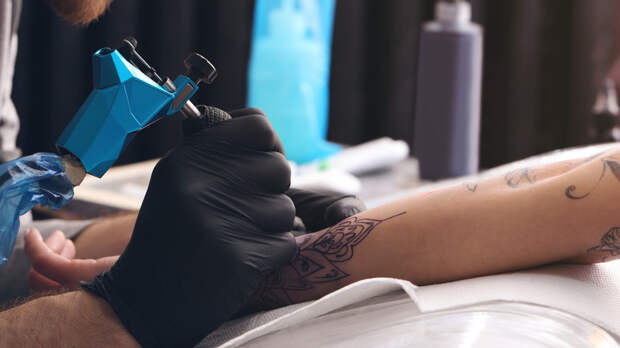 Психолог Абравитова: за тату в юности нередко скрывается протест родителям