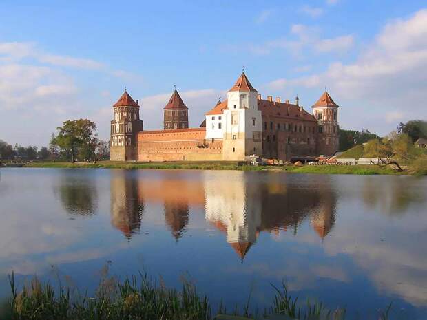 Экскурсии по Беларуси. Сколько же легенд ходит в народе о Мирском замке. Фото