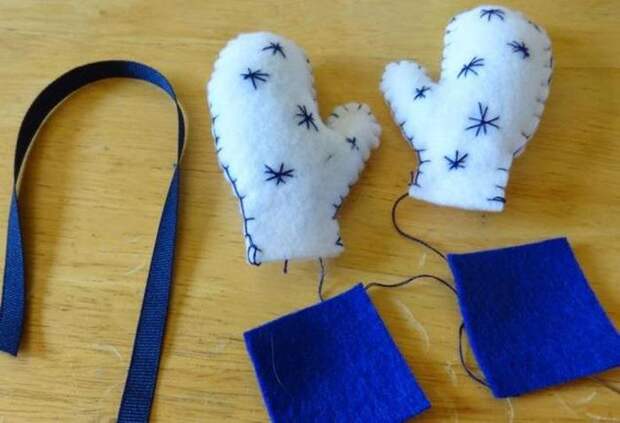 Игрушки на елку из фетра: декоративные рукавички. Как сделать новогодние игрушки из фетра своими руками
