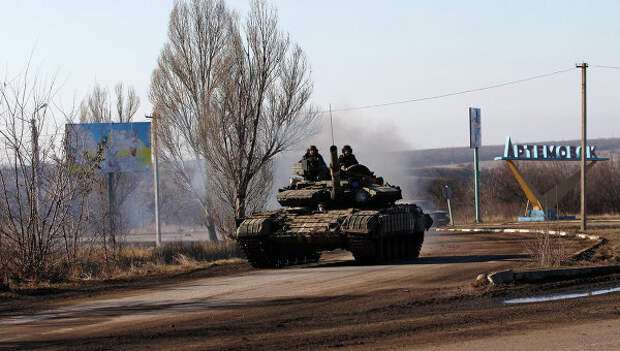 Танк украинских вооруженных сил возле города Артёмовск. Архивное фото Танк украинских вооруженных сил возле города Артёмовск. Архивное фото