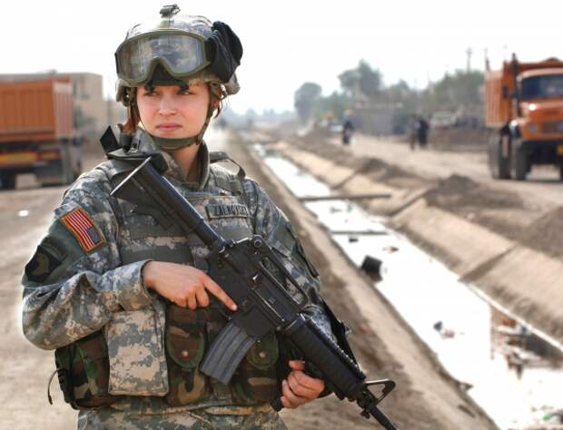 Пентагон разрешил всем женщинам США "встать под ружье" наравне с мужчинами