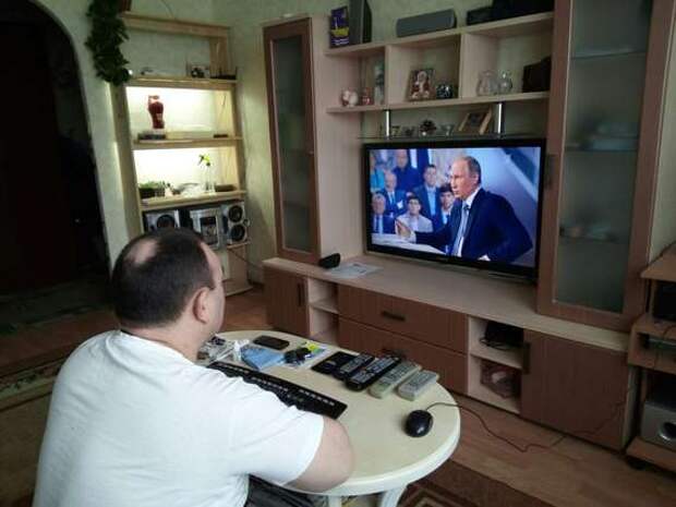 гражданин России смотрит прямую трансляцию с президентом страны