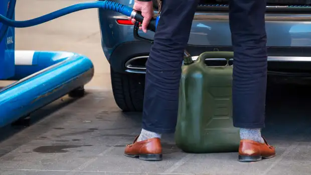 Аналитик Турукалов: автозаправки вскоре могут начать завлекать клиентов скидками на бензин