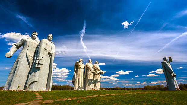 Надо держаться. За нами 28 панфиловцев!