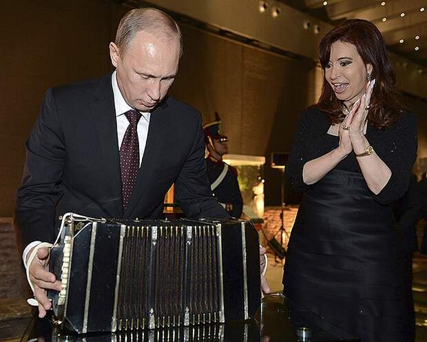 Киршнер подарила российскому лидеру бандонеон Фото: REUTERS