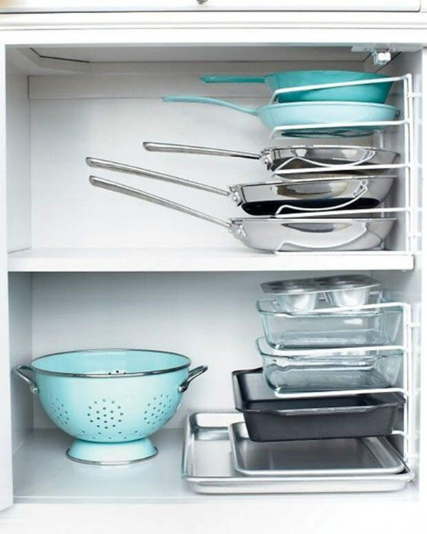 Выдвижные этажерки для посуды помогут сохранить порядок и компактно разместить тарелки и сковородки в кухонных шкафах.