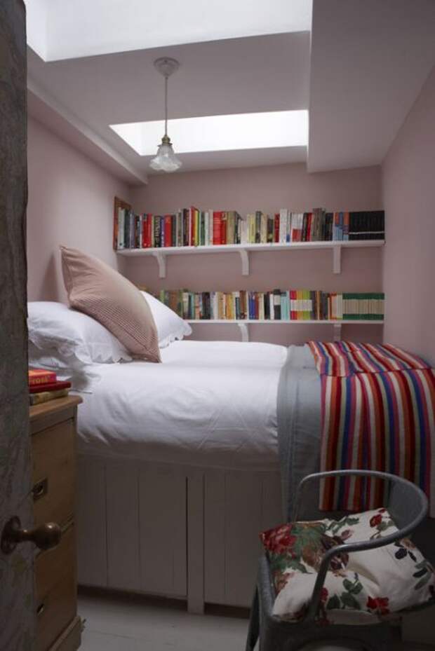 Нежно-розовая гамма в интерьере спальни смотрится очень свежо