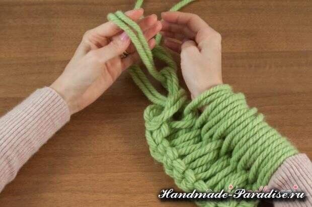 Вязание руками объемного шарфа (8)