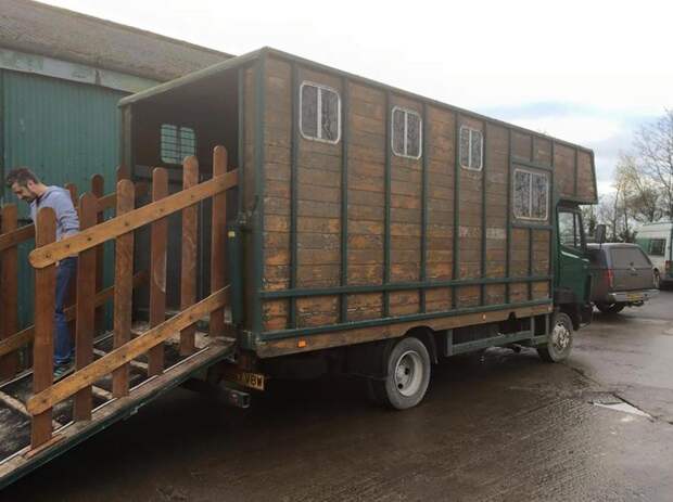 Мастер переделывает старые фургоны для перевозки скота в замечательные дома на колесах
