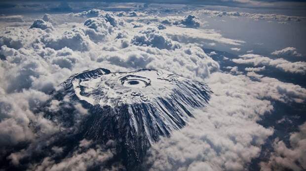 Вид на гору Килиманджаро сверху.