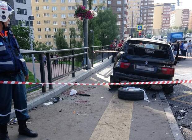 Пешехода сбили на тротуаре. Водитель БМВ сбил на смерть пешехода в Ельце. БМВ вылетел на тротуар. Защита сбитого пешехода BMW.