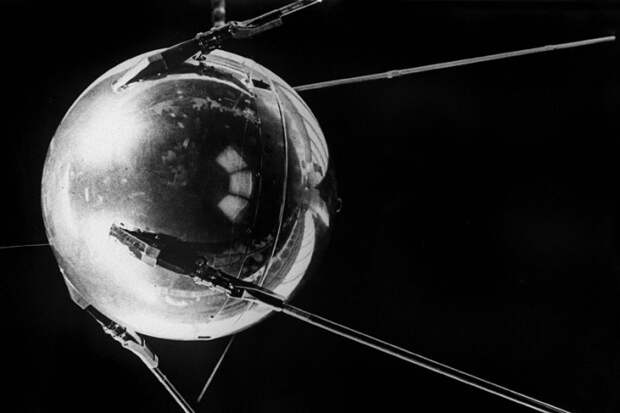 Первый в мире искусственный спутник Земли запустили в СССР 4 октября 1957 года, а второй — в США. Звездно-полосатый «наблюдатель» отправился на орбиту 1 февраля 1958-го. Сегодня пальма первенства принадлежит последним: вокруг нашей планеты вращаются 446 американских спутников и только 146, запущенных странами СНГ