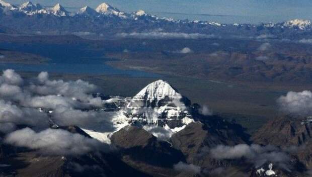 Фото Кайласа с вертолёта. / Фото: www.mt-kailash.ru Фото Кайласа с вертолёта Фото wwwmtkailashru