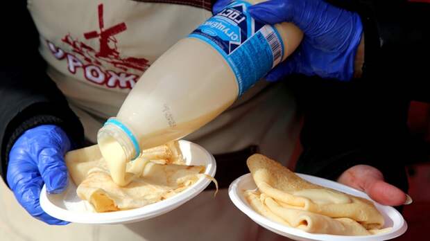 Нутрициолог Ромашина назвала сгущёнку самой вредной начинкой для блинов