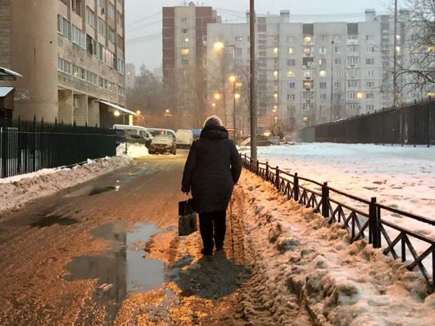 Осенью, когда выпадает первый снег, легко упасть на дороге и получить травму