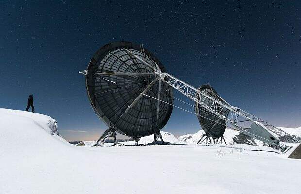 Заброшенная радиолокационная станция в итальянских Альпах. Чтобы найти эти гигантские антенны, фотографу и его помощникам пришлось почти 3 часа брести по колено в снегу. Но результат того стоил: бескрайние снежные просторы, ясное небо и полная луна создали незабываемую атмосферу постапокалиптики.