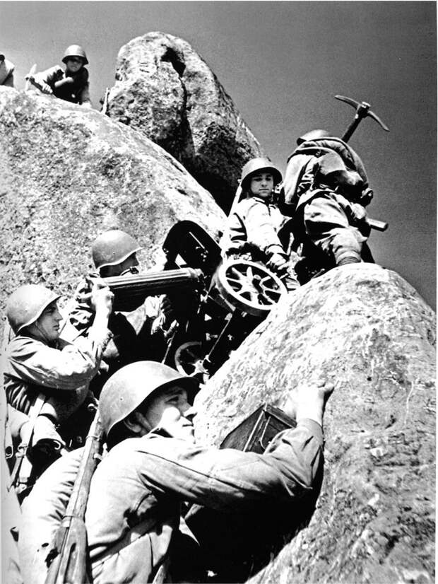 51. Советский пулемётный расчёт перемещается в Карпатских горах Вторая, война, мирова, фото