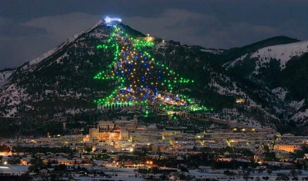 11-most-spectacular-christmas-trees-in-the-world-artnaz-com-6