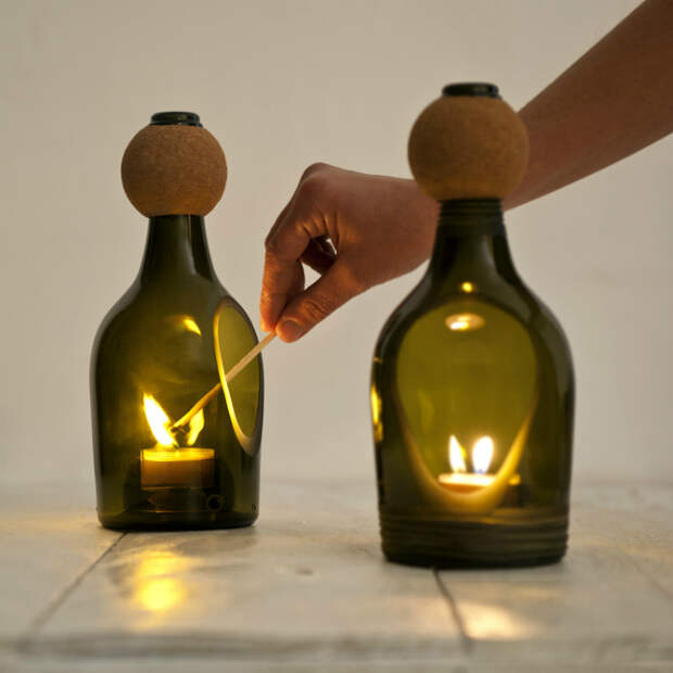 Идеи превращения винных бутылок в стильные и функциональные: Лампа на одну свечу. Стильный подсвечник из небольшой винной бутылки с маленьким разрезом в виде капли.