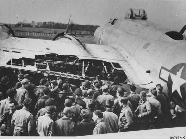 Американский бомбардировщик Boeing B-17G, получивший повреждения в ходе налёта на Берлин. 18 марта 1945 г. Великая отечественая война, архивные фотографии, вторая мировая война