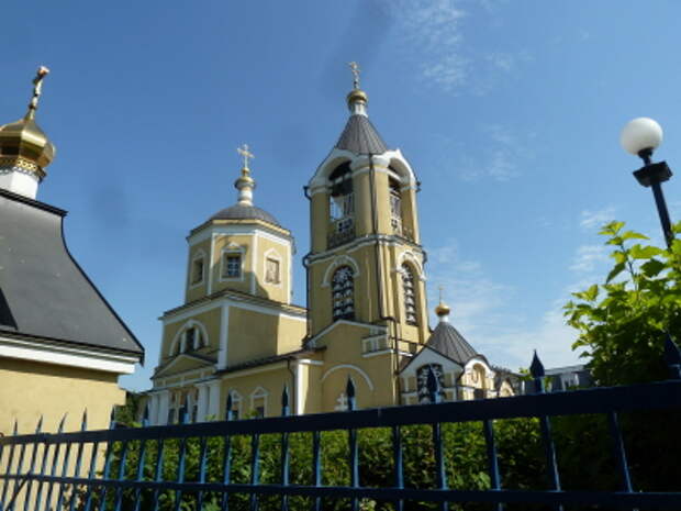 Та самая Троицкая церковь, за которой хоронили жертв при благословении священника Петрова