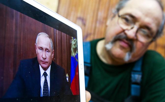 На фото: трансляции обращения президента РФ Владимира Путина по вопросу изменений пенсионной системы