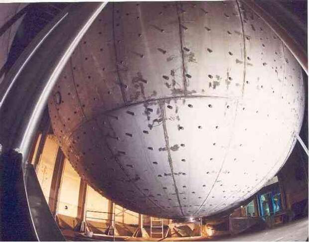 Стальная сфера детектора Borexino на этапе строительства. Фото: BOREXINO project