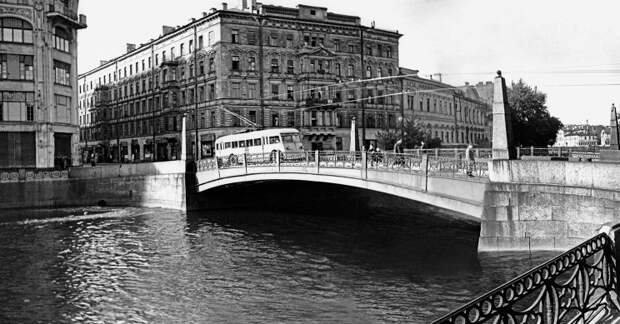 ID: 10618944 Описание: Советский союз. Ленинград. Троллейбус проходит по Красному мосту через реку Мойку, 1944 год. Василий Федосеев/Фотохроника ТАСС