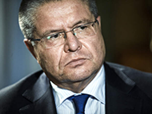Улюкаев посоветовал россиянам хранить сбережения в рублях