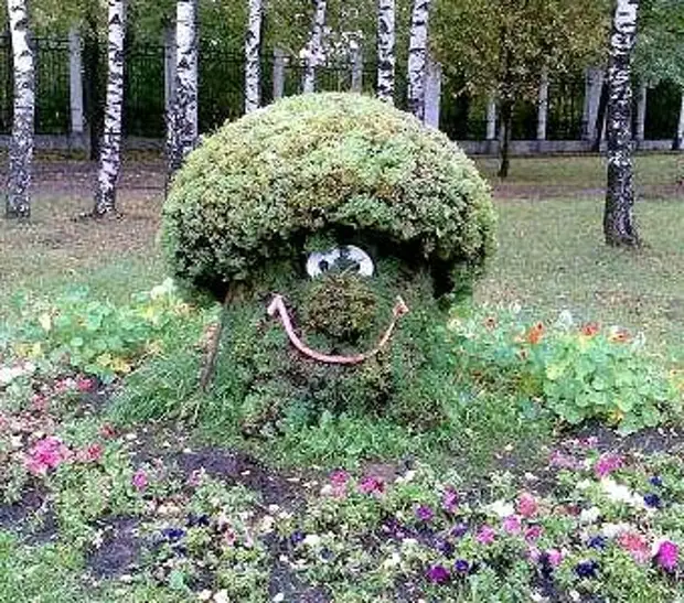 садовая фигурка из травы