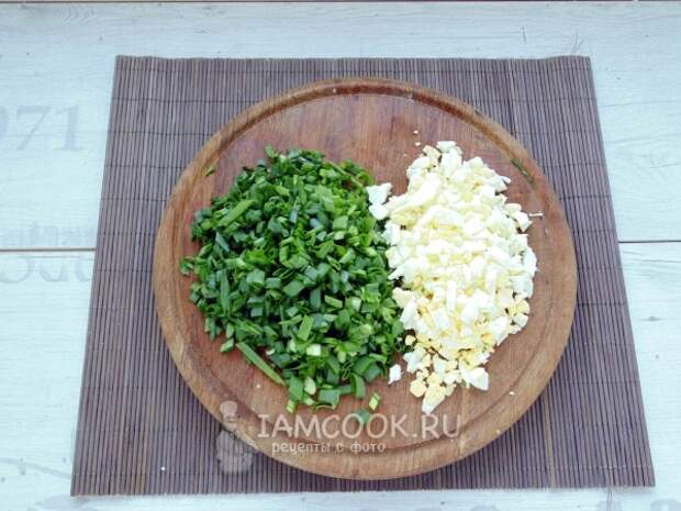 Порезать лук и яйцо