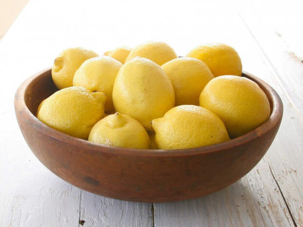 миска с лимонами