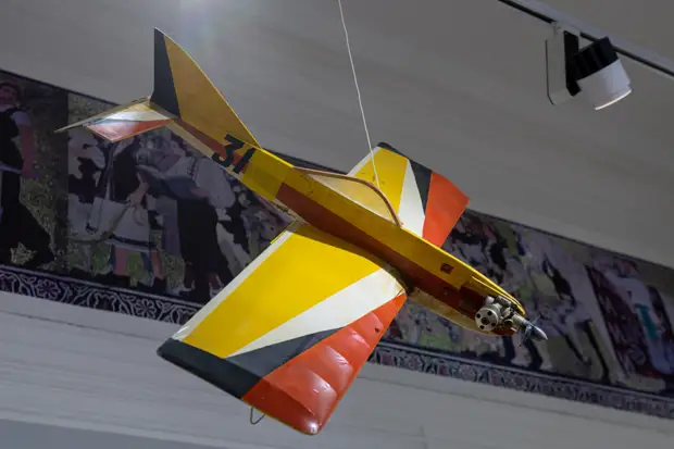 В Ломоносовском районе самолет совершил жесткую посадку из-за сильного ветра