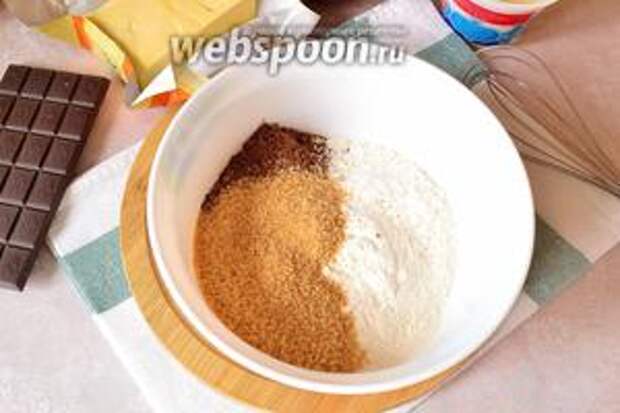 Для приготовления теста нужно смешать в миске сухие ингредиенты: сахар, муку, какао и кокосовую стружку.