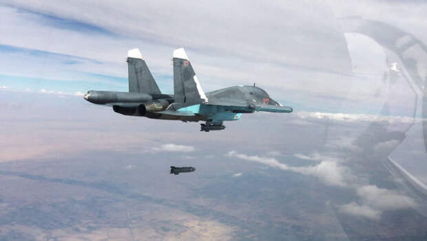 Истребитель-бомбардировщик Су-34 во время нанесения авиаударов по боевикам ИГ в Сирии. Архивное фото